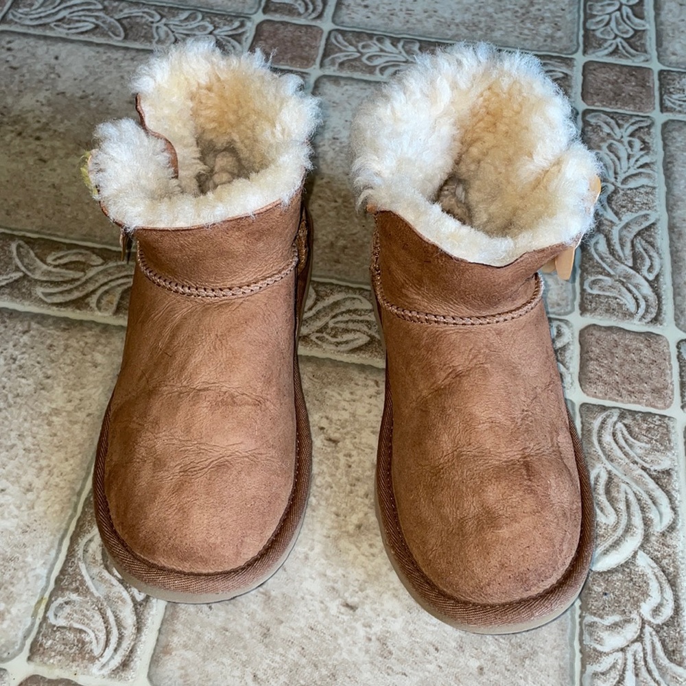 UGG SZ 4